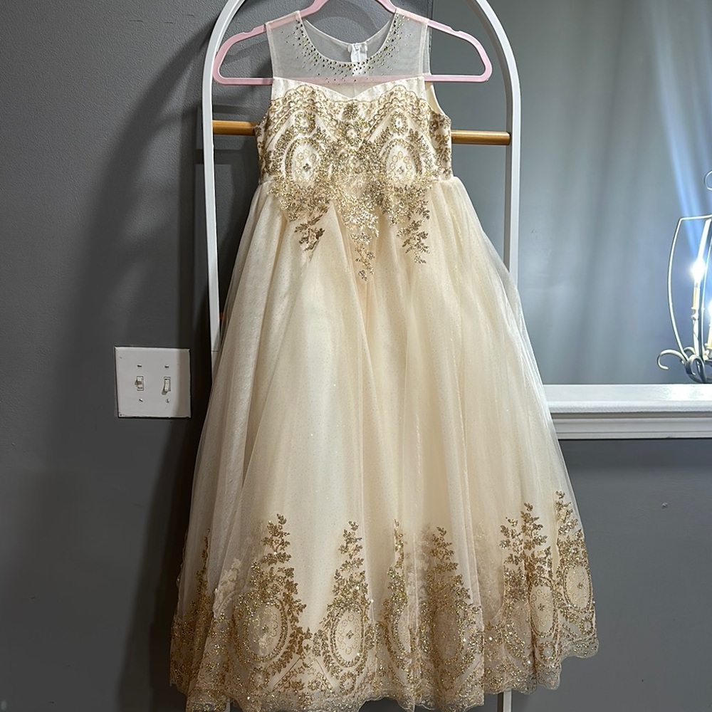 Cream Sleeveless Scoop Neck Formal Gown